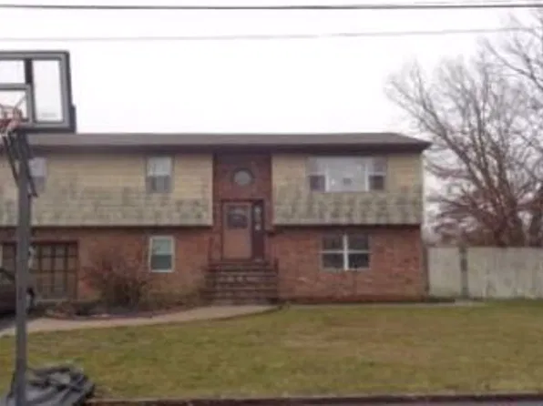 364 Columbus Ave, West Babylon, NY 11704