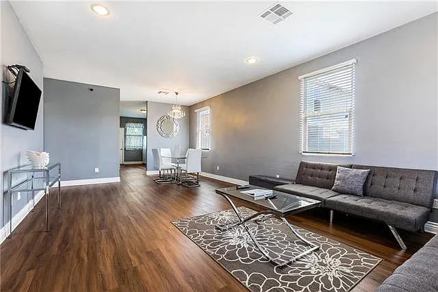 3 bed, 2.0 bath, 1339 sqft, $2,050 — Photo 2