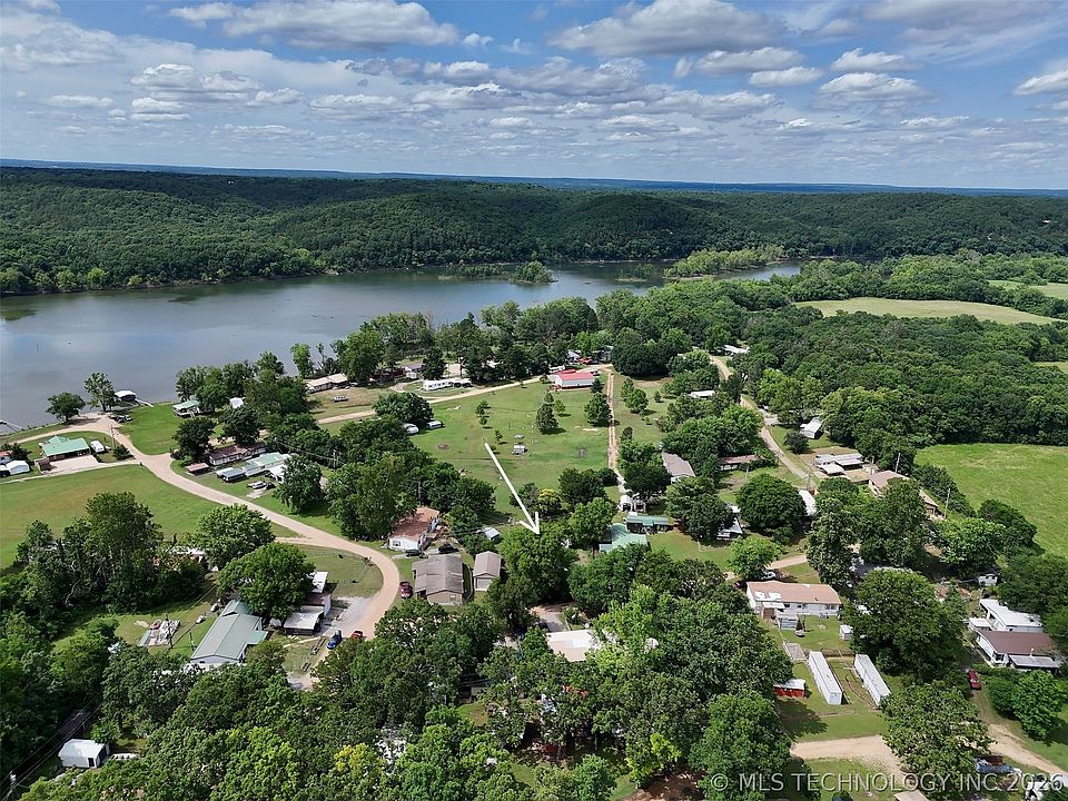 1st image of 105 Oak Dr