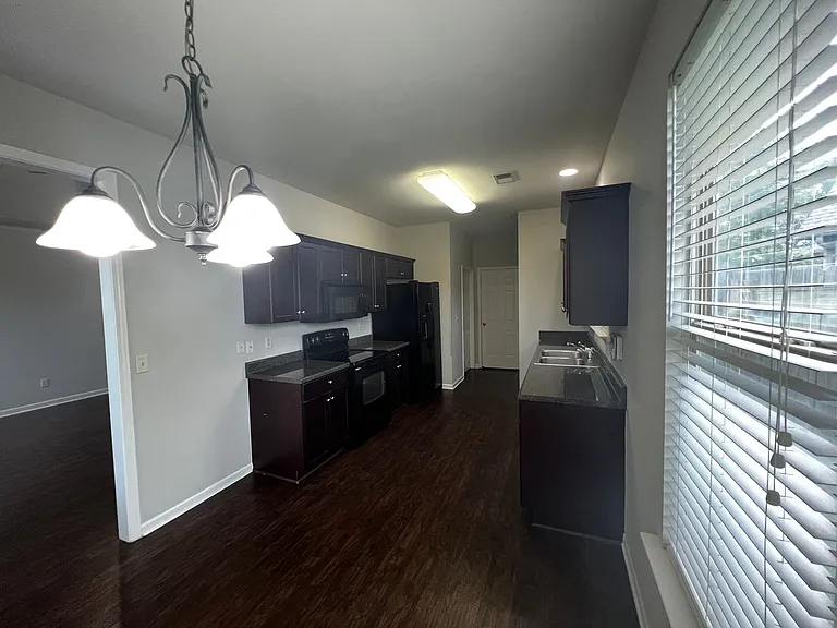 2208 Adkins Cir — Photo 11