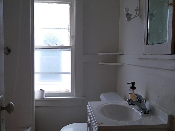 5th image of 228 Rodney Ave #1