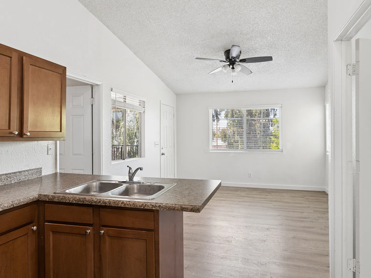 2 bed, 850 sqft, $1,100 — Photo 1