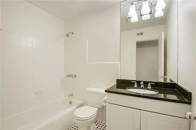 2511 Saint Charles Ave #302 — Photo 14