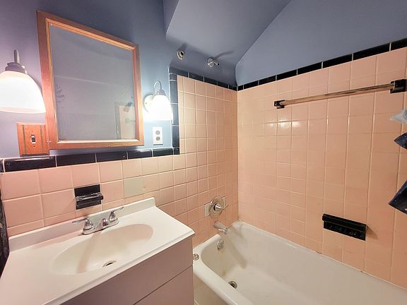 5th image of 16146 Blackstone St