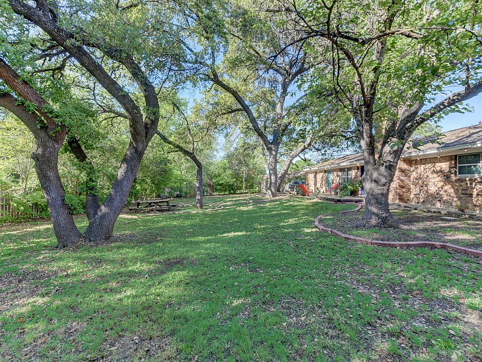 1st image of 210 Live Oak Dr