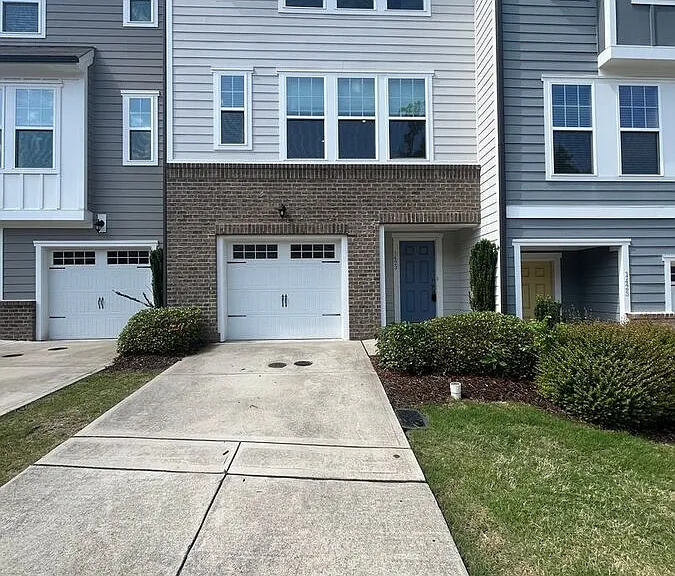 1423 Salem Creek Dr — Photo 3