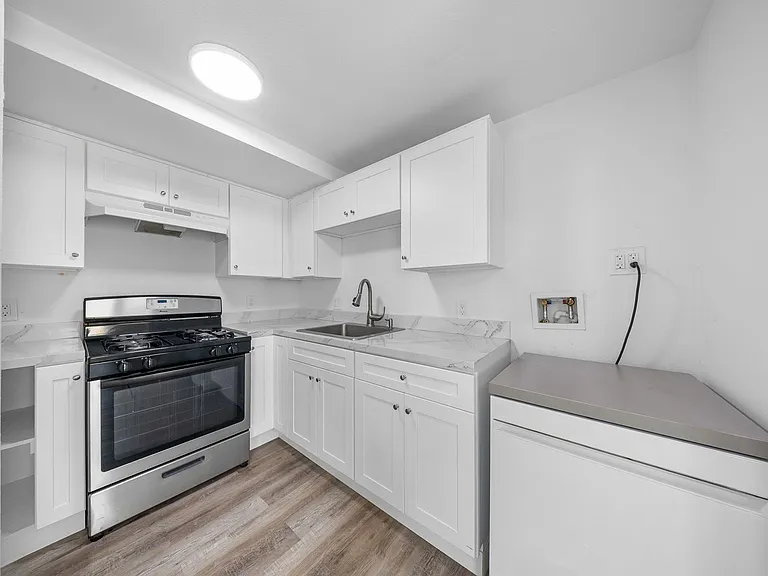 12914 Doty Ave — Photo 17