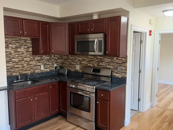173 Porter St APT 2, Stoughton, MA 02072