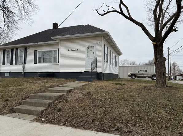 609 S Main St #1, Fort Branch, IN 47648