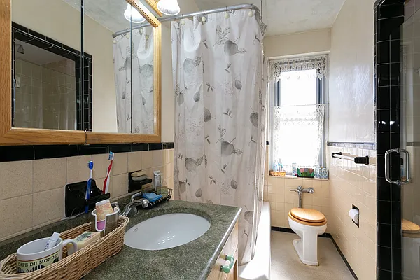 Sold by Gilbert Perez, LREB | media 34