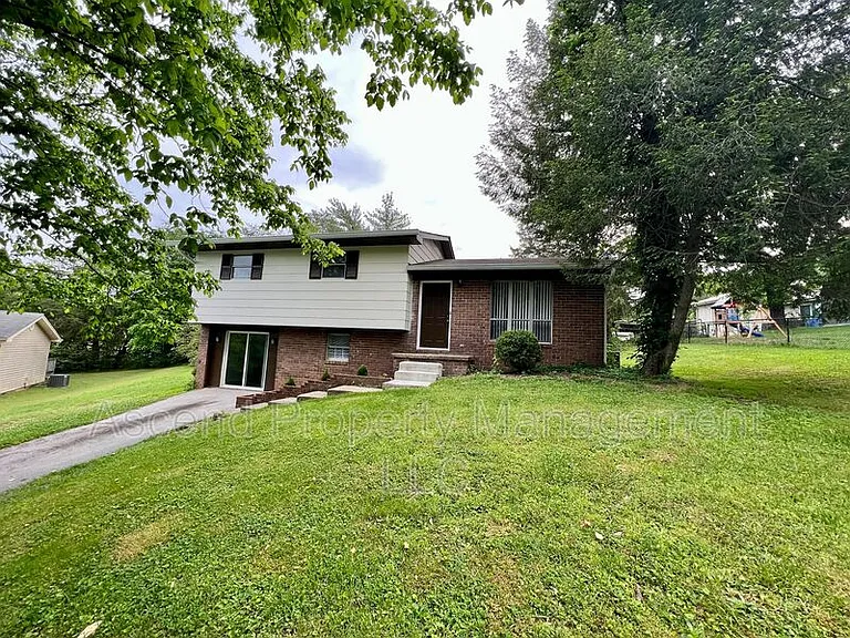 903 Valerie Ln — Photo 1
