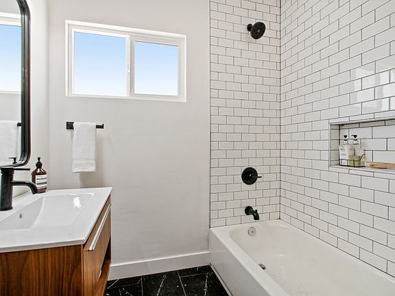 5th image of 11962 Manor Dr