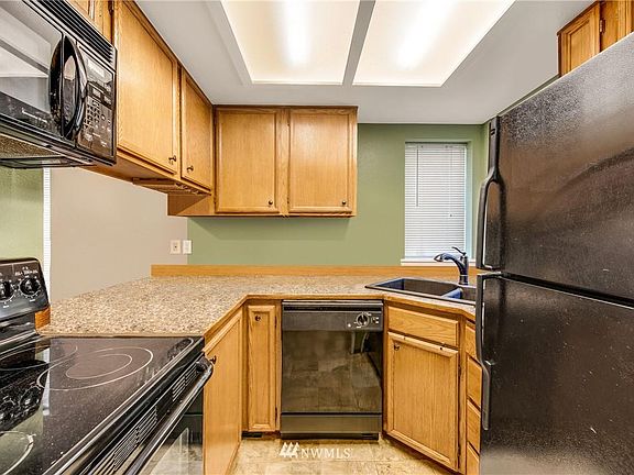 5th image of 404 10th St APT D102
