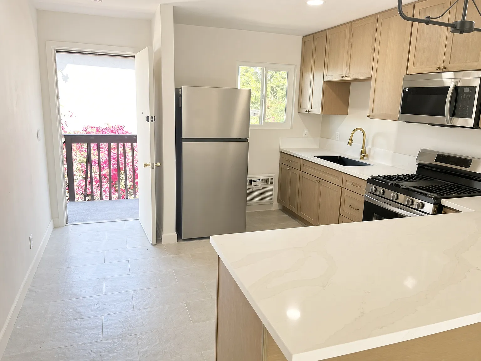 2 bed, 1000 sqft, $2,790 — Photo 2