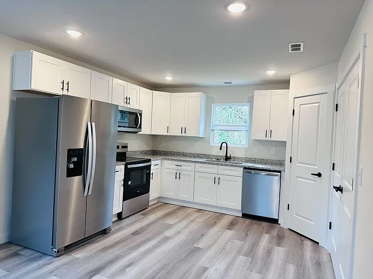 222 22nd Ave NE — Photo 2