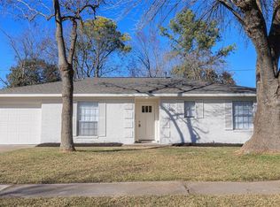 1106 Twin Falls Rd, Houston, TX 77088