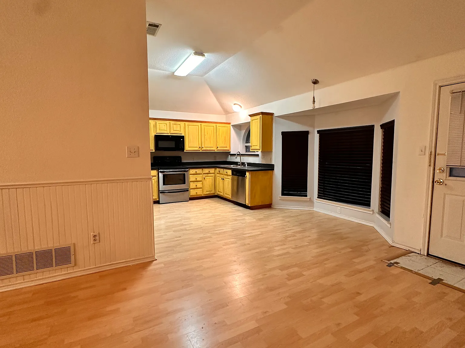 3 bed, 1411 sqft, $2,136 — Photo 4
