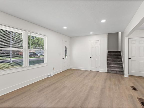 4th image of 11810 Smalley Ave