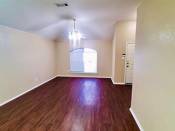 4th image of 715 Hawthorn Dr