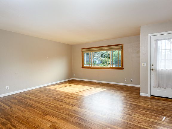 4th image of 571 Lancaster Ave
