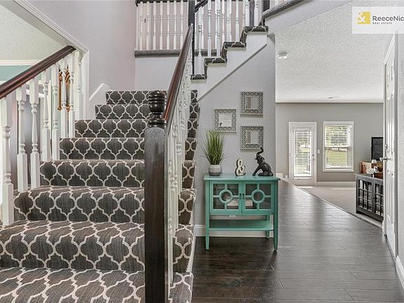 Adorable entry w/ new wood floors