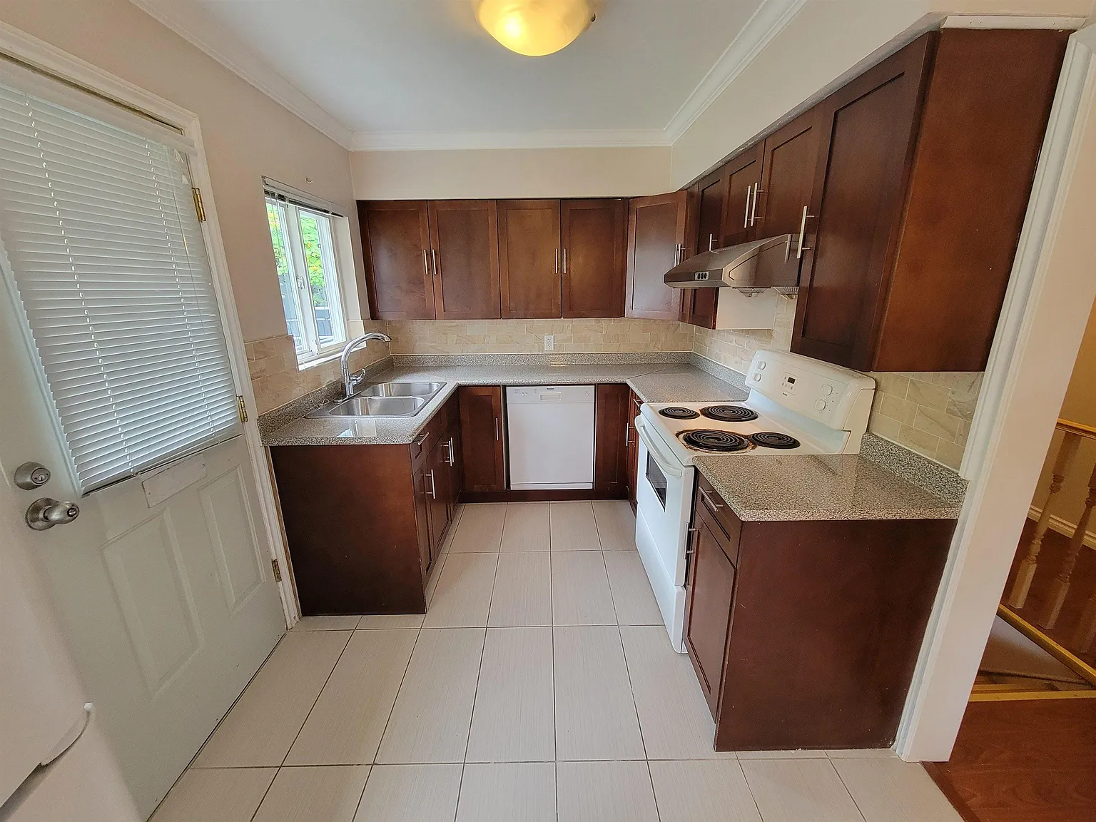 5 bed, 2254 sqft, $5,650 — Photo 4