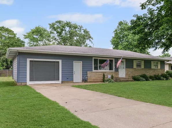 809 S Longview Rd, Monticello, IL 61856