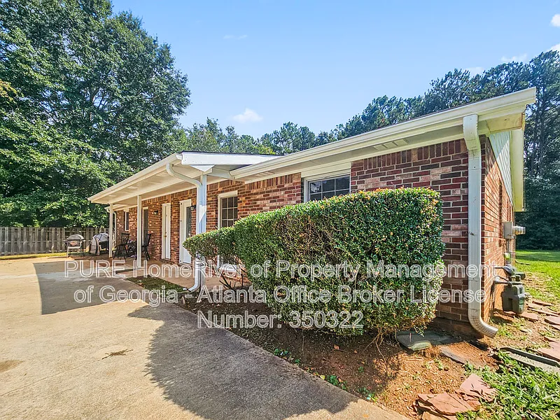 2 bed, 2.0 bath, 2090 sqft, $1,300 — Photo 2