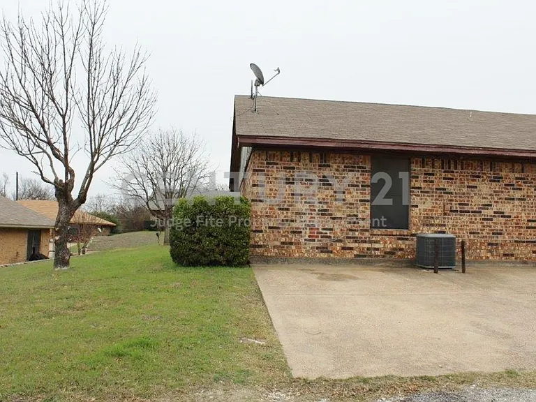 1110 Curtis Dr — Photo 10