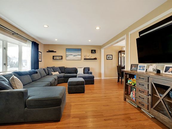 4th image of 54 Marquette Dr