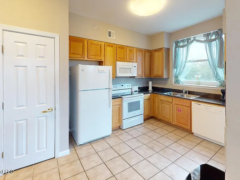 2230 Beach Dr #301 — Photo 6