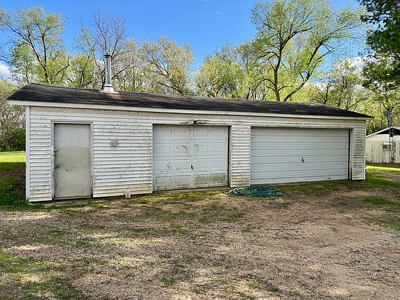 3rd image of 1079 Brewster Rd