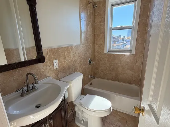 967 Summit Avenue image 4 of 8