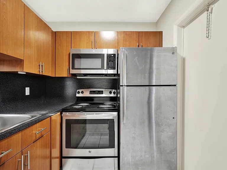 416 Santander Aveapt D — Photo 3