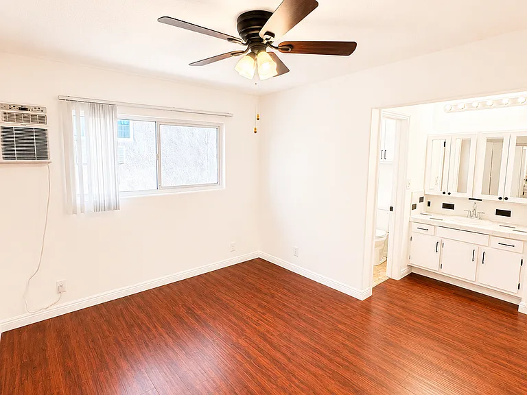 Hollyking Apartments — Photo 48