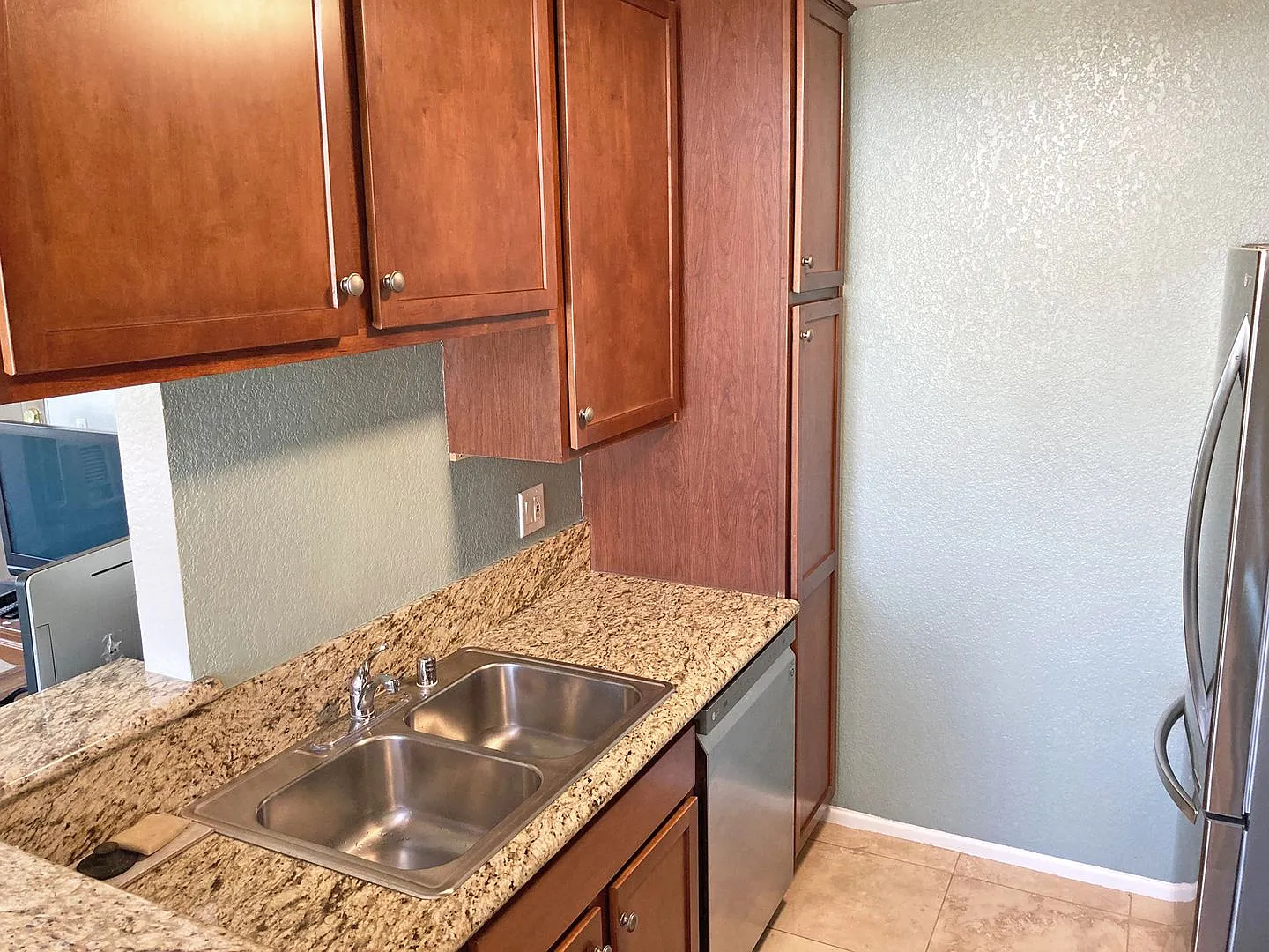 2nd floor 2 bed/ 2 bath condo in North Park/ Normal Heights! 1 car garage, driveway, WD in unit — Photo 3