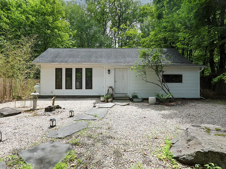 10 Fitzsimmons Ln — Photo 1