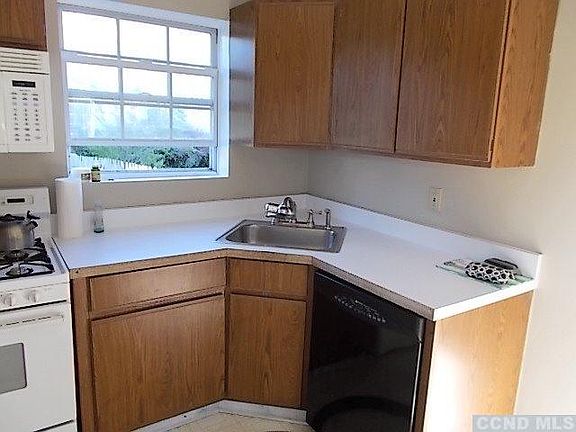 5th image of 28 Matthew Ln