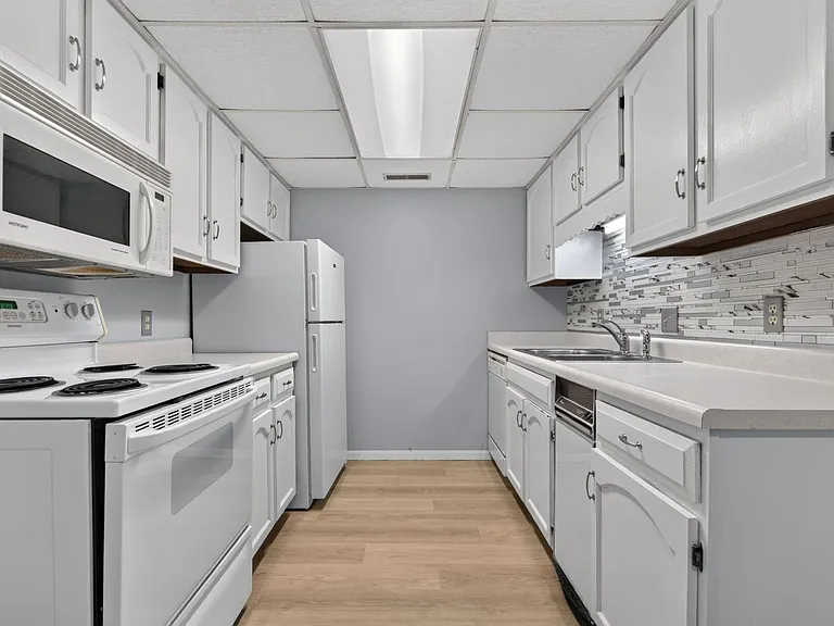 Kellogg Place Apartments — Photo 14