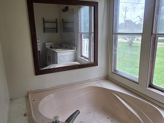 5th image of 109 Bolton Ln