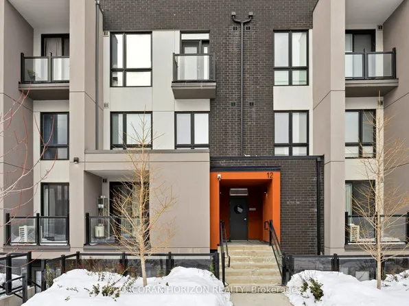 12 Marquette Ave #6, Toronto, ON M6A 0E1