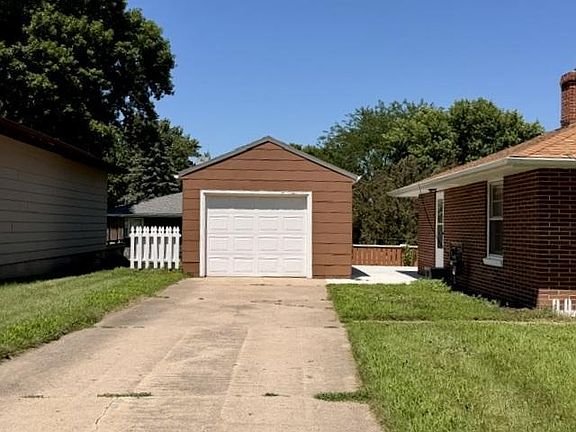 2nd image of 830 6th St