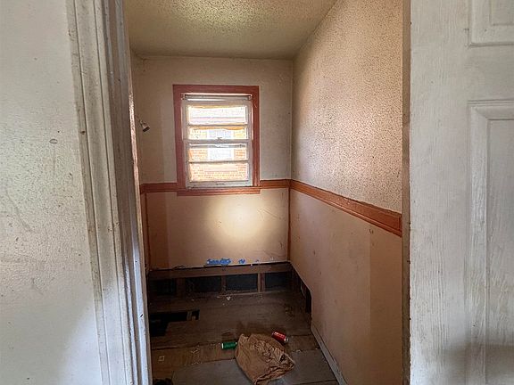 5th image of 2483 Winnona Ave