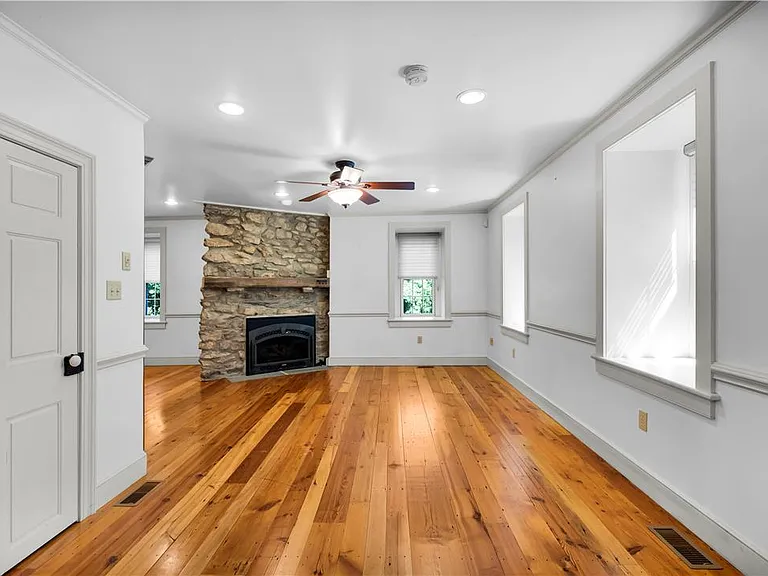 2408 Applewood Dr — Photo 4