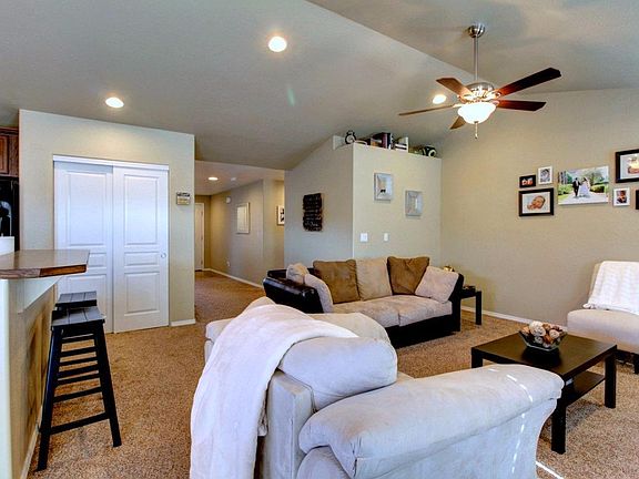 4th image of 689 Woodlark Dr