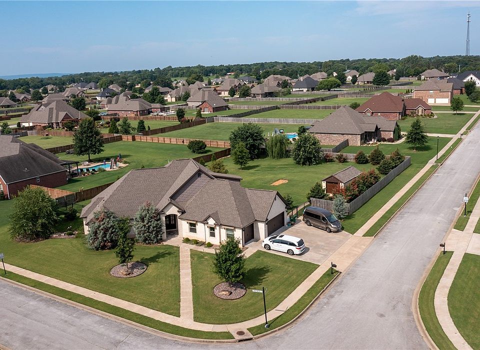 1st image of 329 Driftwood Dr