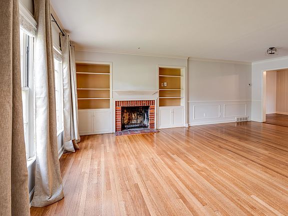 5th image of 80 Charlotte Cir E