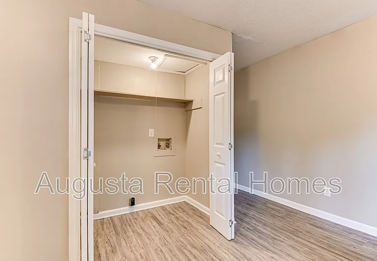 137 Chalet North Ct — Photo 16