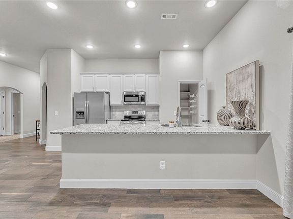 5th image of 808 NW 63rd Ave