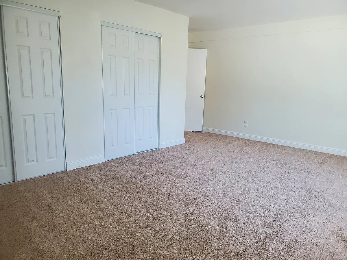 Large master bedroom - 1195 Temple Ave #1